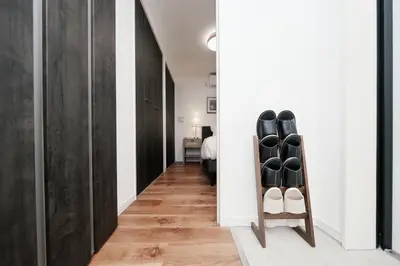 a hallway with black and white walls and wooden floors at \u9280\u5ea7\u7dda\u5f92\u6b699\u5206 \u677e\u304c\u8c37\u30a2\u30d1\u30fc\u30c8 in Tokyo