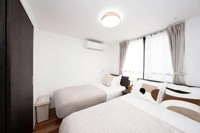 a hotel room with two beds and a window at \u9280\u5ea7\u7dda\u5f92\u6b699\u5206 \u677e\u304c\u8c37\u30a2\u30d1\u30fc\u30c8 in Tokyo