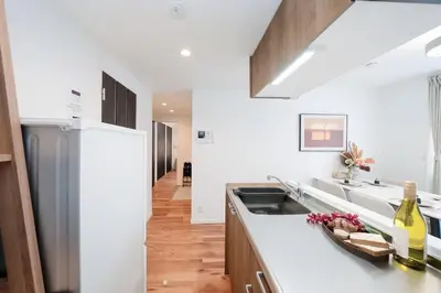 a kitchen with a sink and a counter top at \u9280\u5ea7\u7dda\u5f92\u6b699\u5206 \u677e\u304c\u8c37\u30a2\u30d1\u30fc\u30c8 in Tokyo