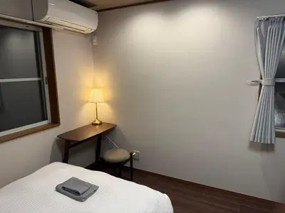 a bedroom with a bed and a desk with a lamp at New open \u843d\u5408\u5357\u957f\u5d0e\u7ad9 \u6b65\u884c5\u5206 \u8fd1\u65b0\u5bbf \u9644\u514d\u8d39\u505c\u8f66\u4f4d \u4e09\u5c42\u6574\u680b\u51fa\u79df -SJ0394 in Tokyo