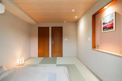a bedroom with a bed and a wooden door at New open \u843d\u5408\u5357\u957f\u5d0e\u7ad9 \u6b65\u884c5\u5206 \u8fd1\u65b0\u5bbf \u9644\u514d\u8d39\u505c\u8f66\u4f4d \u4e09\u5c42\u6574\u680b\u51fa\u79df -SJ0394 in Tokyo