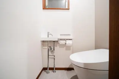 a bathroom with a white toilet and a sink at New open \u843d\u5408\u5357\u957f\u5d0e\u7ad9 \u6b65\u884c5\u5206 \u8fd1\u65b0\u5bbf \u9644\u514d\u8d39\u505c\u8f66\u4f4d \u4e09\u5c42\u6574\u680b\u51fa\u79df -SJ0394 in Tokyo
