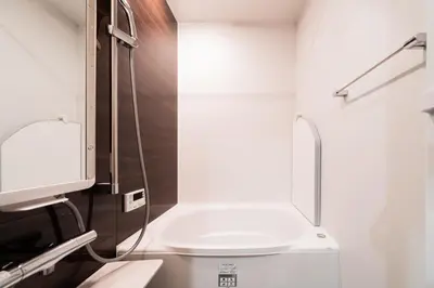 a bathroom with a white toilet and a shower at New open \u843d\u5408\u5357\u957f\u5d0e\u7ad9 \u6b65\u884c5\u5206 \u8fd1\u65b0\u5bbf \u9644\u514d\u8d39\u505c\u8f66\u4f4d \u4e09\u5c42\u6574\u680b\u51fa\u79df -SJ0394 in Tokyo