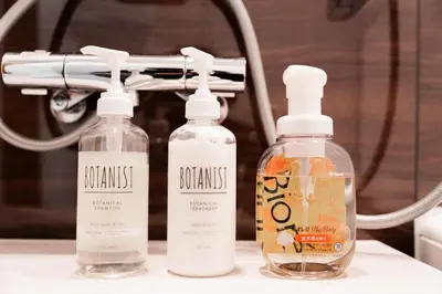 two bottles of disinfectants sitting on a table at New open \u843d\u5408\u5357\u957f\u5d0e\u7ad9 \u6b65\u884c5\u5206 \u8fd1\u65b0\u5bbf \u9644\u514d\u8d39\u505c\u8f66\u4f4d \u4e09\u5c42\u6574\u680b\u51fa\u79df -SJ0394 in Tokyo