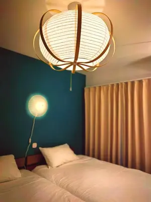 a bedroom with two beds and a large chandelier at Mossy Nest Negishi I \u9daf\u8c37\u99c5\u5f92\u6b697\u5206 \u4e0a\u91ce\u5f92\u6b69\u570f\u5185 in Tokyo
