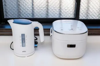 a white appliance sitting on a counter next to a blender at Haleluana SHIBAMATA in Tokyo