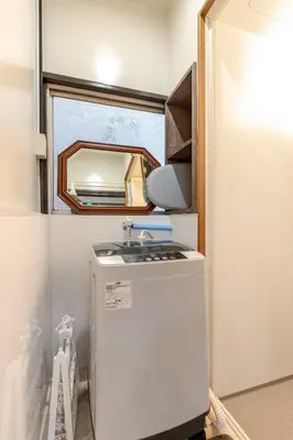 a small kitchen with a sink and a mirror at Ymn\u5c0f\u83c52\u4e01\u76ee in Tokyo