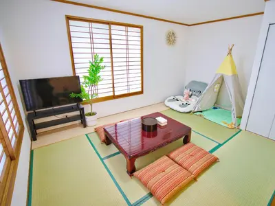a living room with a table and a flat screen tv at 3\u5c64\u4e00\u8ed2\u5bb6\u5b8c\u5168\u8cb8\u5207 \u4ef2\u5bbf\u5546\u5e97\u8857\u5f92\u6b691\u5206 \u6700\u592713\u4eba in Tokyo