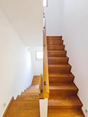 a staircase with wooden floors and a yellow railing at 3\u5c64\u4e00\u8ed2\u5bb6\u5b8c\u5168\u8cb8\u5207 \u4ef2\u5bbf\u5546\u5e97\u8857\u5f92\u6b691\u5206 \u6700\u592713\u4eba in Tokyo