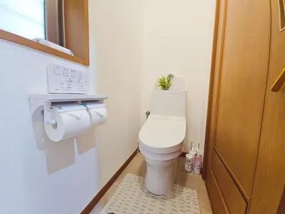 a bathroom with a toilet with a plant on top of it at 3\u5c64\u4e00\u8ed2\u5bb6\u5b8c\u5168\u8cb8\u5207 \u4ef2\u5bbf\u5546\u5e97\u8857\u5f92\u6b691\u5206 \u6700\u592713\u4eba in Tokyo