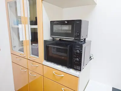 a television on top of a microwave on top of a cabinet at 3\u5c64\u4e00\u8ed2\u5bb6\u5b8c\u5168\u8cb8\u5207 \u4ef2\u5bbf\u5546\u5e97\u8857\u5f92\u6b691\u5206 \u6700\u592713\u4eba in Tokyo