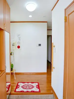 a room with a white wall and a red rug at 3\u5c64\u4e00\u8ed2\u5bb6\u5b8c\u5168\u8cb8\u5207 \u4ef2\u5bbf\u5546\u5e97\u8857\u5f92\u6b691\u5206 \u6700\u592713\u4eba in Tokyo