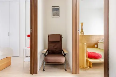 a mirror with a chair in a bedroom at sMS\u8db3\u7acb2\u4e01\u76ee in Tokyo