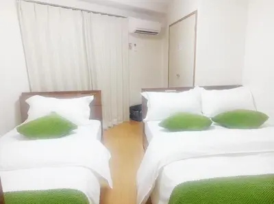 two beds with green pillows in a room at 2F 3 minutes walk from Nishi-Oi Station, Shinagawa Ward, 4 stations available, surrounded by commercial streets, rich life, convenient transportation in Tokyo