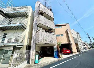 a building with balconies on the side of a street at 2F 3 minutes walk from Nishi-Oi Station, Shinagawa Ward, 4 stations available, surrounded by commercial streets, rich life, convenient transportation in Tokyo
