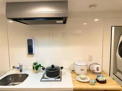 a kitchen with a sink and a pot on a counter at Akatsuki Ueno Park \u4e0a\u91ce\u52d5\u7269\u5712 \u4e0a\u91ce\u516c\u5712\u5f92\u6b69 4\u5206 in Tokyo