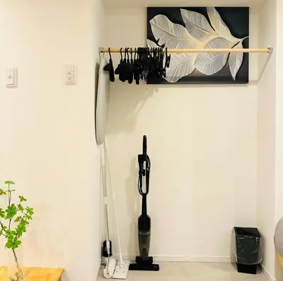 a room with a white wall with a utensil rack at Akatsuki Ueno Park \u4e0a\u91ce\u52d5\u7269\u5712 \u4e0a\u91ce\u516c\u5712\u5f92\u6b69 4\u5206 in Tokyo