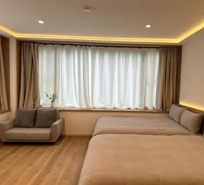 a bedroom with two beds and a window at Akatsuki Ueno Park \u4e0a\u91ce\u52d5\u7269\u5712 \u4e0a\u91ce\u516c\u5712\u5f92\u6b69 4\u5206 in Tokyo