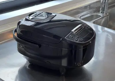 a black toaster sitting on top of a kitchen counter at Funabori in Tokyo