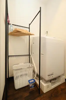a sewing machine and a basket in a room at \u30e9\u30dd\u30fc\u30eb\u6771\u5411\u5cf6 in Tokyo