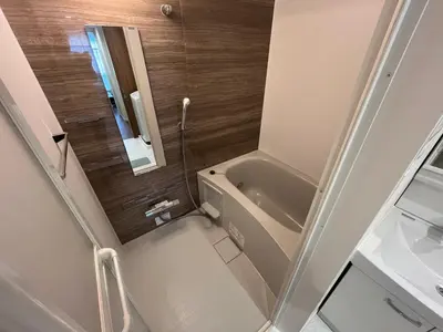 a small bathroom with a tub and a toilet at \u30af\u30ea\u30aa-\u30e9\u30e2\u30fc\u30c9\u5927\u68ee in Tokyo