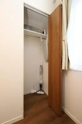 a room with a closet with a door open at \u30af\u30ea\u30aa-\u30e9\u30e2\u30fc\u30c9\u5927\u68ee in Tokyo