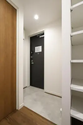 a hallway with a door and a closet at \u30af\u30ea\u30aa-\u30e9\u30e2\u30fc\u30c9\u5927\u68ee in Tokyo