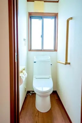 a bathroom with a white toilet with a window at Shinjuku Y HOTEL II 1 minute to 7-Eleven 6DK 2 bathrooms in Tokyo