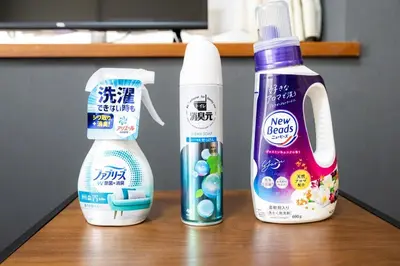 a table with two bottles of tooth paste and a toothbrush at \u7acb\u5730\u6700\u9ad8 \u65b0\u5bbf\u6b4c\u821e\u4f0e\u753a \u65b0\u5bbf\u99c5\u5f92\u6b69\u570f\u5185 \u6700\u59273\u540d\u69d8\u307e\u3067\u5bbf\u6cca\u53ef\u80fd 6\u8def\u7dda\u5229\u7528\u53ef\u80fd 6\u6b73\u4ee5\u4e0b\u306f\u7121\u6599\u3067\u3059 in Tokyo