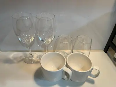 a group of wine glasses and a cup on a counter at \u7acb\u5730\u6700\u9ad8 \u65b0\u5bbf\u6b4c\u821e\u4f0e\u753a \u65b0\u5bbf\u99c5\u5f92\u6b69\u570f\u5185 \u6700\u59273\u540d\u69d8\u307e\u3067\u5bbf\u6cca\u53ef\u80fd 6\u8def\u7dda\u5229\u7528\u53ef\u80fd 6\u6b73\u4ee5\u4e0b\u306f\u7121\u6599\u3067\u3059 in Tokyo