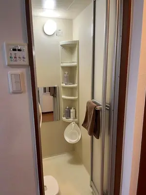 a small bathroom with a toilet and a mirror at \u7acb\u5730\u6700\u9ad8 \u65b0\u5bbf\u6b4c\u821e\u4f0e\u753a \u65b0\u5bbf\u99c5\u5f92\u6b69\u570f\u5185 \u6700\u59273\u540d\u69d8\u307e\u3067\u5bbf\u6cca\u53ef\u80fd 6\u8def\u7dda\u5229\u7528\u53ef\u80fd 6\u6b73\u4ee5\u4e0b\u306f\u7121\u6599\u3067\u3059 in Tokyo