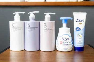four bottles of cleaning products sitting on a wooden shelf at \u7acb\u5730\u6700\u9ad8 \u65b0\u5bbf\u6b4c\u821e\u4f0e\u753a \u65b0\u5bbf\u99c5\u5f92\u6b69\u570f\u5185 \u6700\u59273\u540d\u69d8\u307e\u3067\u5bbf\u6cca\u53ef\u80fd 6\u8def\u7dda\u5229\u7528\u53ef\u80fd 6\u6b73\u4ee5\u4e0b\u306f\u7121\u6599\u3067\u3059 in Tokyo