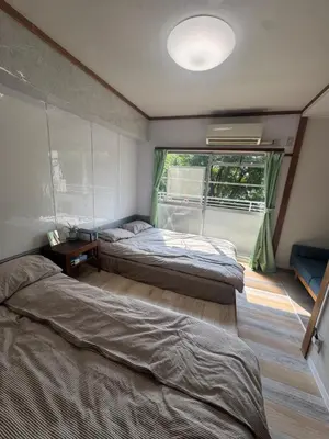 two beds in a room with a window at \u548c\u98a82\u897f\u5317\u53e3 in Tokyo