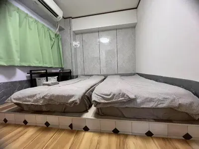 a bedroom with a large bed on a platform at \u548c\u98a82\u897f\u5317\u53e3 in Tokyo