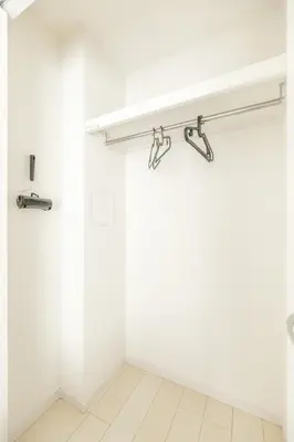 a room with white walls and white flooring at \u677f\u6a4b\u533a yuga house\u99c5\u8fd1102 in Tokyo