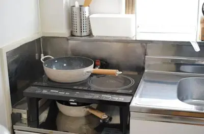a pan on top of a stove in a kitchen at nagumobiru202 in Tokyo