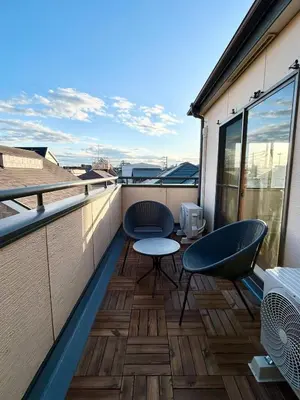a balcony with two chairs and a table at AiES\u65b0\u5c0f\u5ca9 \u65b0\u5c0f\u5ca9\u7ad9\u8d708\u5206 \u7e41\u534e\u5546\u5e97\u8857\u65c1 \u6700\u592712\u4eba \u76f4\u8fbe\u673a\u573a\u79cb\u53f6\u539f\u65b0\u5bbf \u65c5\u9986\u5185\u5e26\u514d\u8d39\u505c\u8f66\u573a\u5ead\u9662\u9732\u53f0 \u90bb\u516c\u56ed in Tokyo