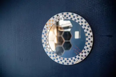a round mirror with a reflection of a person in it at 25\u5e74\u30d5\u30eb\u30ea\u30ce\u30d9 7\u6708\u65b0\u30aa\u30fc\u30d7\u30f3 \u6700\u59278\u4eba \u8cb8\u5207 \u845b\u897f\u99c5\u5f92\u6b6912\u5206 3\u30d9\u30c3\u30c9\u30eb\u30fc\u30e0 46\u5e73\u7c73\u3067\u3054\u5bb6\u65cf\u6700\u9069 in Tokyo
