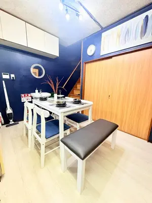 a dining room with a white table and chairs at 25\u5e74\u30d5\u30eb\u30ea\u30ce\u30d9 7\u6708\u65b0\u30aa\u30fc\u30d7\u30f3 \u6700\u59278\u4eba \u8cb8\u5207 \u845b\u897f\u99c5\u5f92\u6b6912\u5206 3\u30d9\u30c3\u30c9\u30eb\u30fc\u30e0 46\u5e73\u7c73\u3067\u3054\u5bb6\u65cf\u6700\u9069 in Tokyo