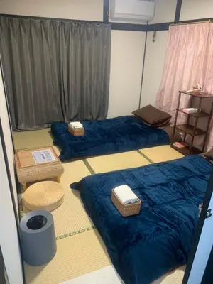 two beds in a room with blue sheets at \u4ec1\u4fe1\u5c0f\u5c4b in Tokyo