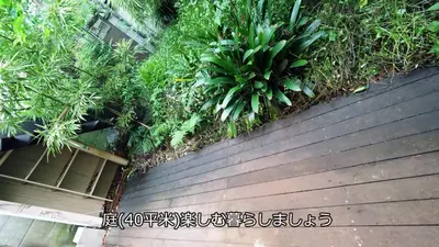 a wooden walkway with plants on top of it at \u6771\u65b0\u5bbf\u99c5\u5f92\u6b695\u5206 \u65b0\u5bbf\u5fa1\u82d1 \u591a\u56fd\u7c4d\u30b0\u30eb\u30e1\u597d\u30a2\u30af\u30bb\u30b9 YoS4 in Tokyo