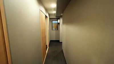 a hallway leading to a room with a door and a hallway at \u6771\u65b0\u5bbf\u99c5\u5f92\u6b695\u5206 \u65b0\u5bbf\u5fa1\u82d1 \u591a\u56fd\u7c4d\u30b0\u30eb\u30e1\u597d\u30a2\u30af\u30bb\u30b9 YoS4 in Tokyo