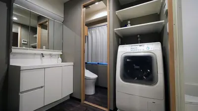a washer and dryer in a small bathroom at \u6771\u65b0\u5bbf\u99c5\u5f92\u6b695\u5206 \u65b0\u5bbf\u5fa1\u82d1 \u591a\u56fd\u7c4d\u30b0\u30eb\u30e1\u597d\u30a2\u30af\u30bb\u30b9 YoS4 in Tokyo
