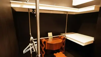 a shower stall with a wooden seat in a bathroom at \u6771\u65b0\u5bbf\u99c5\u5f92\u6b695\u5206 \u65b0\u5bbf\u5fa1\u82d1 \u591a\u56fd\u7c4d\u30b0\u30eb\u30e1\u597d\u30a2\u30af\u30bb\u30b9 YoS4 in Tokyo
