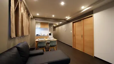 a living room with a couch and a table at \u6771\u65b0\u5bbf\u99c5\u5f92\u6b695\u5206 \u65b0\u5bbf\u5fa1\u82d1 \u591a\u56fd\u7c4d\u30b0\u30eb\u30e1\u597d\u30a2\u30af\u30bb\u30b9 YoS4 in Tokyo