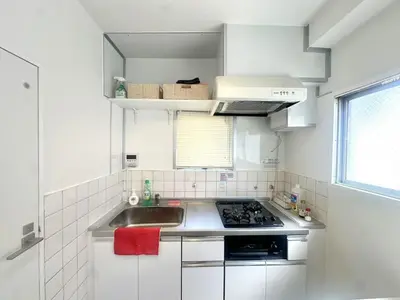 a white kitchen with a sink and a stove at \u6c5f\u5143\u6d45\u8349\u6c11\u6cca in Tokyo