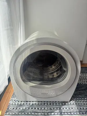 a washing machine sitting on a rug in a room at \u30b2\u30b9\u30c8\u30cf\u30a6\u30b9\u967d\u3060\u307e\u308a\u306e\u3046\u305f\u305f\u306d\u3053 \u6708\u3068\u592a\u967d in Wada