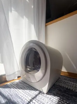 a washing machine in a room with a window at \u30b2\u30b9\u30c8\u30cf\u30a6\u30b9\u967d\u3060\u307e\u308a\u306e\u3046\u305f\u305f\u306d\u3053 \u6708\u3068\u592a\u967d in Wada