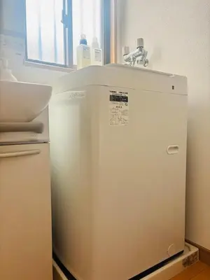 a white refrigerator in a kitchen with a sink at \u30b2\u30b9\u30c8\u30cf\u30a6\u30b9\u967d\u3060\u307e\u308a\u306e\u3046\u305f\u305f\u306d\u3053 \u6708\u3068\u592a\u967d in Wada