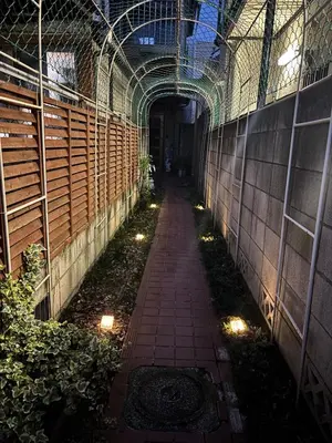 an empty hallway in a building with lights on it at \u30b2\u30b9\u30c8\u30cf\u30a6\u30b9\u967d\u3060\u307e\u308a\u306e\u3046\u305f\u305f\u306d\u3053 \u6708\u3068\u592a\u967d in Wada